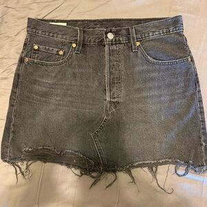 Levi's Frayed Hem Denim Mini Skirt Women’s Size 29 Dark Gray Wash 100% Cotton